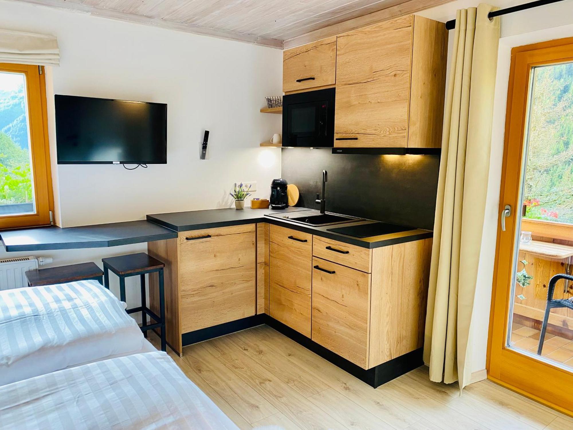 Homestay Alm Seasons Premium &